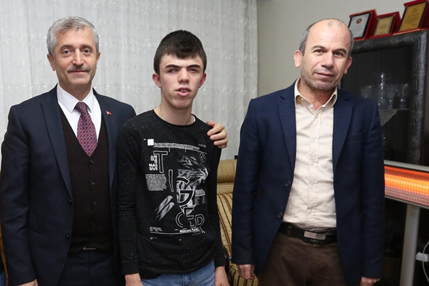 Tahmazoğlu görme engelli öğrencinin davetini kırmadı Tahmazoğlu görme engelli öğrencinin davetini kırmadı